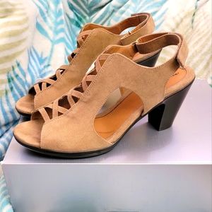 Like New Cloudwalkers 13w Tan w/ adjustable sling